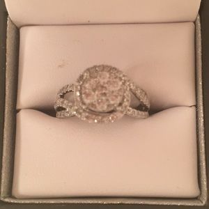 LADIES ~ BRAND NEW DIAMOND RING!